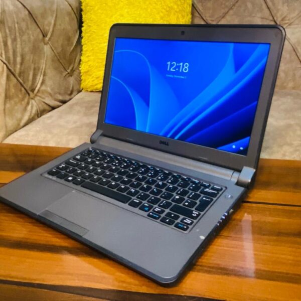 Dell Latitude 3350 - Intel Core i3 - 8GB RAM / 128GB SSD / Webcam / Windows 11 Pro. Active