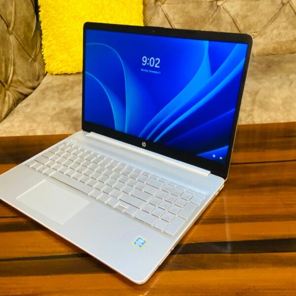 HP 15s Intel Pentium Gold - 8GB RAM / 256GB SSD / Webcam / Windows 11 Pro. Active.