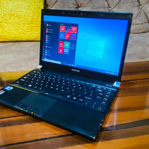 Toshiba Portege R830 - Intel Core i3 - 6GB RAM / 128GB SSD / Webcam / Windows 11 Pro. Active.